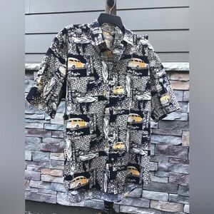 Woody station wagons with surfboards! Wrinkle free cotton. Sport shirt size L